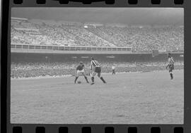 Fotografia "FUTEBOL = 'CAMPEONATO CARIOCA DE PROFISSIONAIS' Jogo Flamengo x Botafogo (3 x 1), America x Portuguesa (2 x 1), Madureira x Bangu (1 x 2), C. Grande x S. Cristovão (1 x 0) e C. Rio x Olaria (1 x 7), Reportagem de Esporte" ([Local n/d] , 1963) [negativo]. / Fotógrafo(a): Equipe.  -- ITEM-0214.