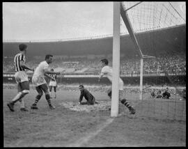 Fotografia "Esporte - Futebol, Jogos do dia 16 de dezembro de 1951" ([Local n/d] , 1951) [negativo]. / Fotógrafo(a): Equipe.  -- ITEM-0007.