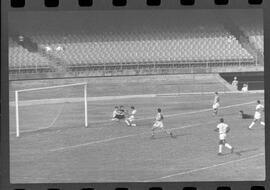 Fotografia "CAMPEONATO CARIOCA DE PROFISSIONAIS DE 1963' (1º Turno) Jogo Bangú x S. Cristovão (3 x 0)" ([Local n/d] , 1963) [negativo]. / Fotógrafo(a): Rodolfo.  -- ITEM-0003.