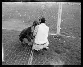 Fotografia "Futebol - Flamengo x Fluminense (contusão sofrida por Castilho), Esportes" ([Local n/d] , [Data n/d]) [negativo]. / Fotógrafo(a): [Autoria n/d].  -- ITEM-0013.