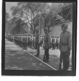 Fotografia "Visita do General Oswino ao C.P.O.R.; EXERCITO. CPOR- visita do comandante do 1º General Osvino Ferreira Alves" ([Local n/d] , 1962) [negativo]. / Fotógrafo(a): Luiz Santos.  -- ITEM-0003.