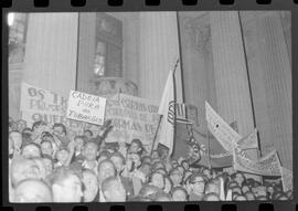 Fotografia "Conflitos' Conflitos - Passeatas - Polícia militar agride povo na Leopoldina - á favor das reformas de bases" ([Local n/d] , 1963) [negativo]. / Fotógrafo(a): Paulo; Venê; André; Alvaro; Pinto.  -- ITEM-0047.