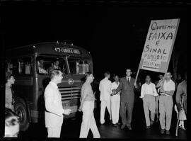 Fotografia "U.N.E. - Manifestação contra má orientação do tráfego" ([Local n/d] , [Data n/d]) [negativo]. / Fotógrafo(a): Domingos.  -- ITEM-0003.