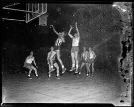 Fotografia "Basquete Internacional" ([Local n/d] , [Data n/d]) [negativo]. / Fotógrafo(a): Vieira Junior.  -- ITEM-0002.