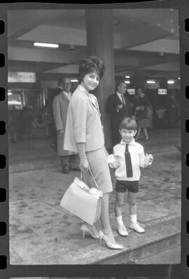 Fotografia "GALEÃO - NOÉLIA NOEL E DELEGAÇÃO PORTUGUESA; Assuntos diversos no Galeão (Artista Noélia Noel e Delegação de Portugal para os jogos Lusos - Brasileiros, que será realizada no Brasil); fot. 1 A delegação portuguesa, em flagrante feito no Galeão, fot. 2 e 3 A artista Noélia Noel e seu filho Marcelito, em flagrante feito no Galeão, Reportagem de Setorista" ([Local n/d] , 1963) [negativo]. / Fotógrafo(a): Fonseca.  -- ITEM-0003.