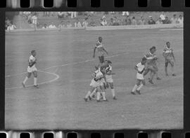 Fotografia "CAMPEONATO CARIOCA DE PROFISSIONAIS DE 1963' (1º Turno) Jogo Vasco da Gama x Olaria (1 x 0) no Maracanã" ([Local n/d] , 1963) [negativo]. / Fotógrafo(a): Demócrito; Ribeiro.  -- ITEM-0023.