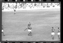 Fotografia "Jogos Campeonato Carioca; 'CAMPEONATO CARIOCA DE 1963' de PROFISSIONAIS (1º Turno) Jogos Vasco x Fluminense (3 x 1) Botafogo x Canto do Rio (3 x 0) America x Madureira (5 x 2) e Olaria x Portuguesa, Reportagem de Esporte" ([Local n/d] , 1963) [negativo]. / Fotógrafo(a): Equipe.  -- ITEM-0036.