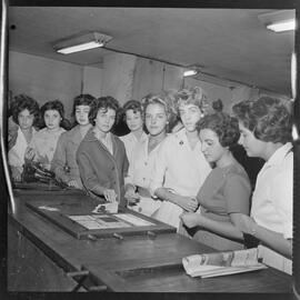 Fotografia "Recepcionistas na redação de Última Hora" ([Local n/d] , [Data n/d]) [negativo]. / Fotógrafo(a): Estrela e Álvaro.  -- ITEM-0018.