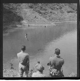 Fotografia "Manobras em Ribeirão das Lages (Paraquedistas: Sobrevivência na Selva operação); 'PARAQUEDISTAS' PARAQUEDISTAS em manobra em Ribeirão das Lages" ([Local n/d] , 1963) [negativo]. / Fotógrafo(a): Méra; Caban.  -- ITEM-0053.