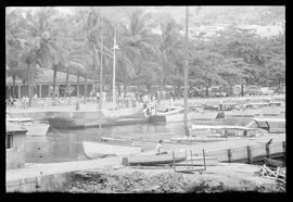 Fotografia "Yate Club - Deputados Estaduais para Ilha de Brocoio; CLUBE IATE = EMBARQUE DE ALGUNS PARLAMENTARES CONVIDADOS DE CARLOS LACERDA PARA ILA [ILHA] DE BROCOIO" ([Local n/d] , 1961) [negativo]. / Fotógrafo(a): Melo.  -- ITEM-0017.