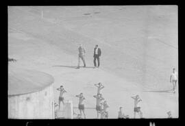 Fotografia "Caso Helio Fernandes (Sr. Miller Fernandes, irmão do jornalista Helio Fernandes, preso em Belo Horizonte, reportagem em sua visita ao irmão no uqrtel [quartel] da PE), Reportagem de Méra" ([Local n/d] , 1963) [negativo]. / Fotógrafo(a): Ferreira.  -- ITEM-0002.