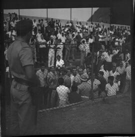 Fotografia "FUTEBOL = 'CAMPEONATO CARIOCA DE PROFISSIONAIS' Jogo Flamengo x Botafogo (3 x 1), America x Portuguesa (2 x 1), Madureira x Bangu (1 x 2), C. Grande x S. Cristovão (1 x 0) e C. Rio x Olaria (1 x 7), Reportagem de Esporte" ([Local n/d] , 1963) [negativo]. / Fotógrafo(a): Equipe.  -- ITEM-0306.