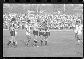 Fotografia "CAMPEONATO CARIOCA DE PROFISSIONAIS DE 1963' (1º TURNO) Jogo Botafogo x Campo Grande (2 x 0)" ([Local n/d] , 1963) [negativo]. / Fotógrafo(a): Demócrito; Ribeiro.  -- ITEM-0035.