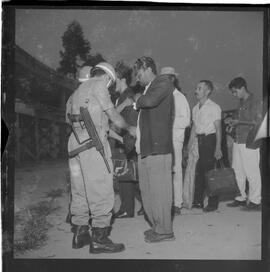 Fotografia "Blitz' na Favela do Esqueleto c/ Broxado; 'BATIDAS POLICIAIS' 'Blitz', na Favela do Esqueleto contra os moradores, Reportagem de Broxada" ([Local n/d] , 1963) [negativo]. / Fotógrafo(a): Ferreira.  -- ITEM-0008.