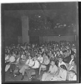 Fotografia "12º ANIVERSARIO DA CHINA COMUNISTA (ABI); COMEORAÇÔES = 'CHINA COMUNISTA' NA ABI" ([Local n/d] , 1961) [negativo]. / Fotógrafo(a): Adyr V..  -- ITEM-0004.