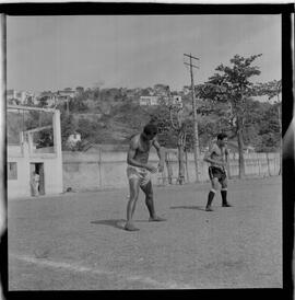 Fotografia "Botafogo F. R.' Garrincha e Quarentinha em treino especial com o preparador físico Adalberto" ([Local n/d] , 1963) [negativo]. / Fotógrafo(a): Democrito.  -- ITEM-0017.