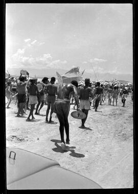 Fotografia "Banho a fantasia em Ramos e homenagem a Última Hora na Ilha do Governador" ([Local n/d] , [Data n/d]) [negativo]. / Fotógrafo(a): Rodo.  -- ITEM-0006.