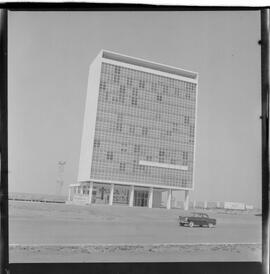 Fotografia "Edifícios' Ed. da Cia. o Vale do Rio Doce em Brasília. (Edifício em Brasília)" ([Local n/d] , 1963) [negativo]. / Fotógrafo(a): Nevile.  -- ITEM-0005.