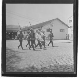 Fotografia "Visita do General Oswino ao C.P.O.R.; EXERCITO. CPOR- visita do comandante do 1º General Osvino Ferreira Alves" ([Local n/d] , 1962) [negativo]. / Fotógrafo(a): Luiz Santos.  -- ITEM-0010.