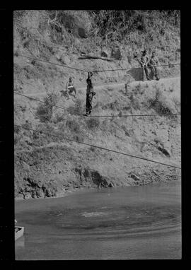 Fotografia "Manobras em Ribeirão das Lages (Paraquedistas: Sobrevivência na Selva operação); 'PARAQUEDISTAS' PARAQUEDISTAS em manobra em Ribeirão das Lages" ([Local n/d] , 1963) [negativo]. / Fotógrafo(a): Méra; Caban.  -- ITEM-0044.