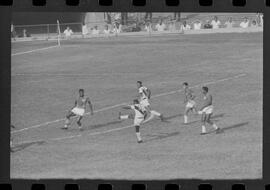 Fotografia "CAMPEONATO CARIOCA DE PROFISSIONAIS DE 1963 (1º TURNO) Jogos - Campeonato Carioca. Flamengo x Madureira (5 x 0) - Vasco x América (2 x 0) e Fluminense x Portuguesa (1 x 1). e Peter Kedzierski, homem voador dos EUA, (Vôo)" ([Local n/d] , 1963) [negativo]. / Fotógrafo(a): Equipe.  -- ITEM-0044.