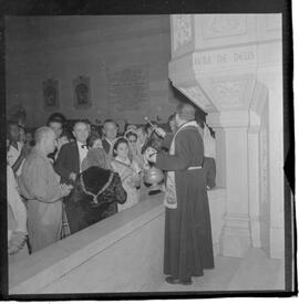 Fotografia "IGREJA SÃO SEBASTIÃO' 1º Sexta-feira de Agosto - Missa na Igreja dos Capuchinhos, Reportagem de Duarte" ([Local n/d] , 1963) [negativo]. / Fotógrafo(a): José Gomes.  -- ITEM-0004.