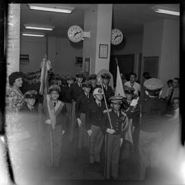 Fotografia "Prof. Hely Miranda com estudantes de Petrópolis na redação" ([Local n/d] , [Data n/d]) [negativo]. / Fotógrafo(a): Álvaro.  -- ITEM-0003.