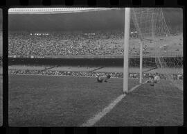 Fotografia "CAPEONATO [CAMPEONATO] CARIOCA DE 1963' (PROFISSIONAIS) (1º Turno) Jogo Famengo [Flamengo] x Campo Grande (5 x 0); Jogo Flamengo e Campo Grande, Reportagem de Esporte" ([Local n/d] , 1963) [negativo]. / Fotógrafo(a): Ribeiro; Demócrito.  -- ITEM-0006.