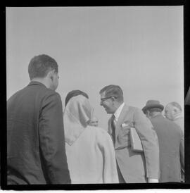 Fotografia "Chegada do General Albino Silva Presidente da Petrobrás, no Galeão, Reportagem de [sem repórter]" ([Local n/d] , 1963) [negativo]. / Fotógrafo(a): Joel.  -- ITEM-0003.