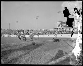 Fotografia "Esporte - Futebol Olaria x Vasco" ([Local n/d] , [Data n/d]) [negativo]. / Fotógrafo(a): Domingos.  -- ITEM-0002.