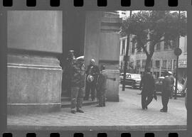 Fotografia "Advogados seviciado pela polícia; 'ARBITRARIEDADE POLICIAL AO JORNALISTA E ADVOGADO' Jornalista seviciado pela Polícia (Suite com a liberdade do jornalista e advogado, Joel Beltrão dos Santos Dias), Reportagem de Zé Carlos" ([Local n/d] , 1963) [negativo]. / Fotógrafo(a): Pedro.  -- ITEM-0002.