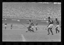 Fotografia "FUTEBOL = 'CAMPEONATO CARIOCA DE PROFISSIONAIS' Jogo Flamengo x Botafogo (3 x 1), America x Portuguesa (2 x 1), Madureira x Bangu (1 x 2), C. Grande x S. Cristovão (1 x 0) e C. Rio x Olaria (1 x 7), Reportagem de Esporte" ([Local n/d] , 1963) [negativo]. / Fotógrafo(a): Equipe.  -- ITEM-0131.