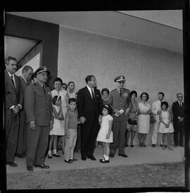 Fotografia "ESCOLA VICENTINA GOULART' Inauguração da Escola D. Vicentina em Brasília por Jango, e filhos na Zona Alfa Noronha" ([Local n/d] , 1963) [negativo]. / Fotógrafo(a): Neville.  -- ITEM-0006.