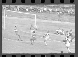 Fotografia "CAMPEONATO CARIOCA DE PROFISSIONAIS DE 1963' (1º Turno) Jogo Vasco da Gama x Olaria (1 x 0) no Maracanã" ([Local n/d] , 1963) [negativo]. / Fotógrafo(a): Demócrito; Ribeiro.  -- ITEM-0029.