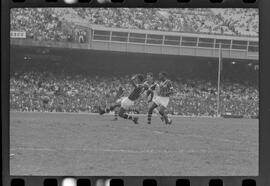 Fotografia "Jogos Campeonato Carioca; 'CAMPEONATO CARIOCA DE 1963' de PROFISSIONAIS (1º Turno) Jogos Vasco x Fluminense (3 x 1) Botafogo x Canto do Rio (3 x 0) America x Madureira (5 x 2) e Olaria x Portuguesa, Reportagem de Esporte" ([Local n/d] , 1963) [negativo]. / Fotógrafo(a): Equipe.  -- ITEM-0016.