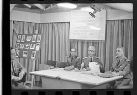 Fotografia "HOMENAGENS' 'PORTA - AVIÕES MINAS GERAIS' Jornalistas recepcionados pelo Ministro da Marinha, a bordo do 'Minas Gerais' pelo Comandante Alte. Cesar Andrade, Reportagem de Petrônio" ([Local n/d] , 1963) [negativo]. / Fotógrafo(a): Luiz Pinto.  -- ITEM-0004.