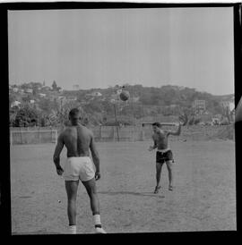 Fotografia "Botafogo F. R.' Garrincha e Quarentinha em treino especial com o preparador físico Adalberto" ([Local n/d] , 1963) [negativo]. / Fotógrafo(a): Democrito.  -- ITEM-0021.