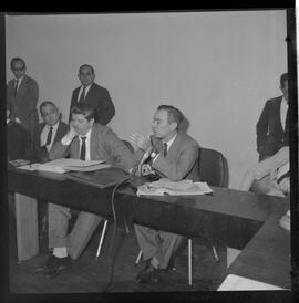 Fotografia "BSB; Brasília - Assembléia - Jango c/ deputados do Psd - Comissão de Inquérito - IBAD Leonel Brizola" ([Local n/d] , 1963) [negativo]. / Fotógrafo(a): Neville.  -- ITEM-0002.