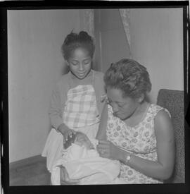 Fotografia "Entrevista a família de Garrincha; Reportagem com a Família de Garrincha (Senhora)" ([Local n/d] , 1963) [negativo]. / Fotógrafo(a): Joel.  -- ITEM-0001.