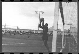 Fotografia "Jogos Campeonato Carioca; 'CAMPEONATO CARIOCA DE 1963' de PROFISSIONAIS (1º Turno) Jogos Vasco x Fluminense (3 x 1) Botafogo x Canto do Rio (3 x 0) America x Madureira (5 x 2) e Olaria x Portuguesa, Reportagem de Esporte" ([Local n/d] , 1963) [negativo]. / Fotógrafo(a): Equipe.  -- ITEM-0231.