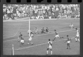 Fotografia "Jogos Campeonato Carioca; 'CAMPEONATO CARIOCA DE 1963' de PROFISSIONAIS (1º Turno) Jogos Vasco x Fluminense (3 x 1) Botafogo x Canto do Rio (3 x 0) America x Madureira (5 x 2) e Olaria x Portuguesa, Reportagem de Esporte" ([Local n/d] , 1963) [negativo]. / Fotógrafo(a): Equipe.  -- ITEM-0034.