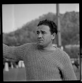 Fotografia "TURFE' Rep. c/ de Turf, no Hipódromo da Gávea (Com tratadores e jóqueis, destacando-se o treinador Justiano Mesquita), Reportagem de Wilson Nascimento" ([Local n/d] , 1963) [negativo]. / Fotógrafo(a): Diniz.  -- ITEM-0006.