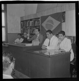 Fotografia "Homenagem ao João Pinheiro Neto, na Vila Portuária, Reportagem de [sem repórter]" ([Local n/d] , 1963) [negativo]. / Fotógrafo(a): Ribeiro.  -- ITEM-0003.