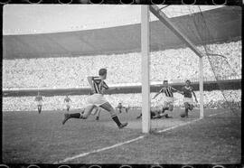 Fotografia "Futebol - R.J. (Copa Rio - 1951) (Maracanã) Juventus 2 (Itália) x Palmeiras 2 (Brasil), Repórter: Equipe, Seção: Esportes" ([Local n/d] , 1951) [negativo]. / Fotógrafo(a): Equipe.  -- ITEM-0005.