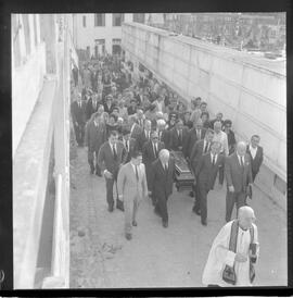 Fotografia "Enterro Paulo Bitencourt" ([Local n/d] , 1963) [negativo]. / Fotógrafo(a): Pinto.  -- ITEM-0004.