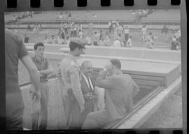 Fotografia "CAMPEONATO CARIOCA DE PROFISSIONAIS DE 1963 (1º TURNO) Jogos - Campeonato Carioca. Flamengo x Madureira (5 x 0) - Vasco x América (2 x 0) e Fluminense x Portuguesa (1 x 1). e Peter Kedzierski, homem voador dos EUA, (Vôo)" ([Local n/d] , 1963) [negativo]. / Fotógrafo(a): Equipe.  -- ITEM-0111.