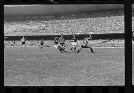 Fotografia "FUTEBOL = 'CAMPEONATO CARIOCA DE PROFISSIONAIS' Jogo Flamengo x Botafogo (3 x 1), America x Portuguesa (2 x 1), Madureira x Bangu (1 x 2), C. Grande x S. Cristovão (1 x 0) e C. Rio x Olaria (1 x 7), Reportagem de Esporte" ([Local n/d] , 1963) [negativo]. / Fotógrafo(a): Equipe.  -- ITEM-0190.