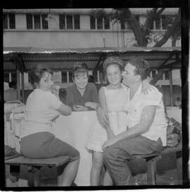 Fotografia "PENITEMCIARIA [PENITENCIÁRIA] CENTRAL' 'DIA DO PAPAI' Dia do Papai no PRESÍDIO (Festividades pelo 'Dia do Papai' na Penitenciária Central', Reportagem de Nelson Silva" ([Local n/d] , 1963) [negativo]. / Fotógrafo(a): Ferreira.  -- ITEM-0009.