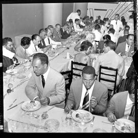 Fotografia "Banquete oferecido por 'UH' em homenagem aos campeões do Super-super, Clube de Regatas Vasco da Gama" ([Local n/d] , [Data n/d]) [negativo]. / Fotógrafo(a): Demócrito.  -- ITEM-0010.