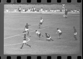 Fotografia "CAPEONATO [CAMPEONATO] CARIOCA DE 1963' (PROFISSIONAIS) (1º Turno) Jogo Famengo [Flamengo] x Campo Grande (5 x 0); Jogo Flamengo e Campo Grande, Reportagem de Esporte" ([Local n/d] , 1963) [negativo]. / Fotógrafo(a): Ribeiro; Demócrito.  -- ITEM-0090.